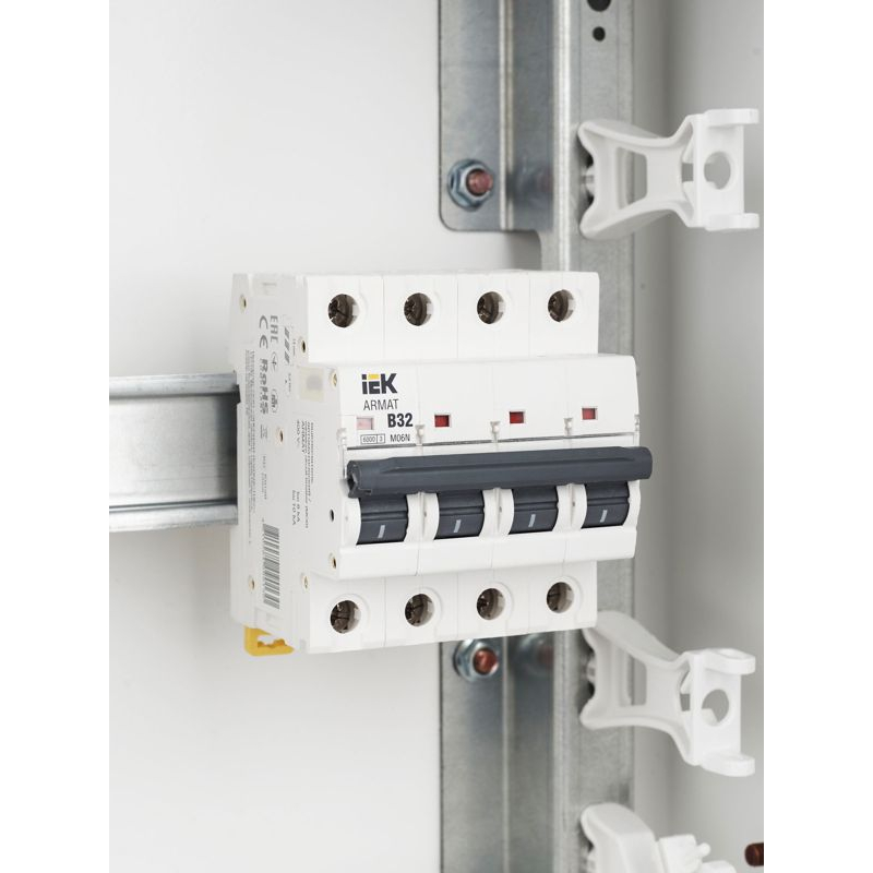 ARMAT Автоматический выключатель M06N 4P B 32А  IEK