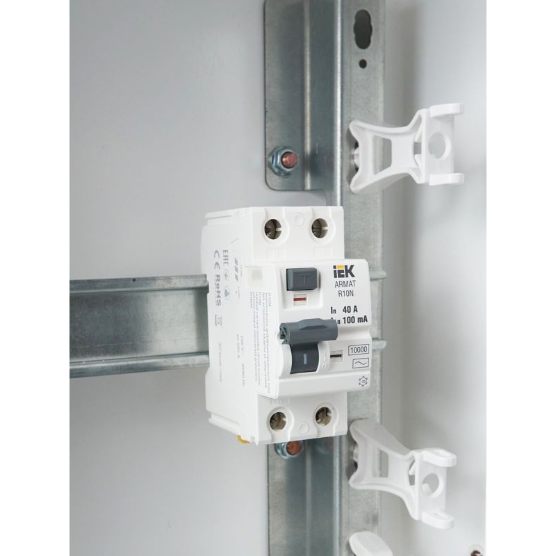 ARMAT Выключатель дифференциального тока R10N 2P 40А 100мА тип AC IEK