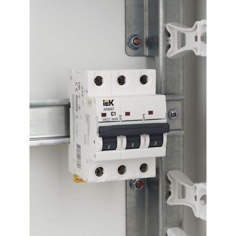 ARMAT Автоматический выключатель M06N 3P C 1А IEK