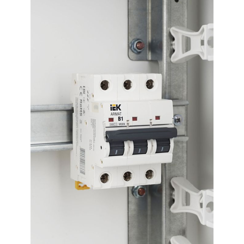 ARMAT Автоматический выключатель M06N 3P B 1А IEK
