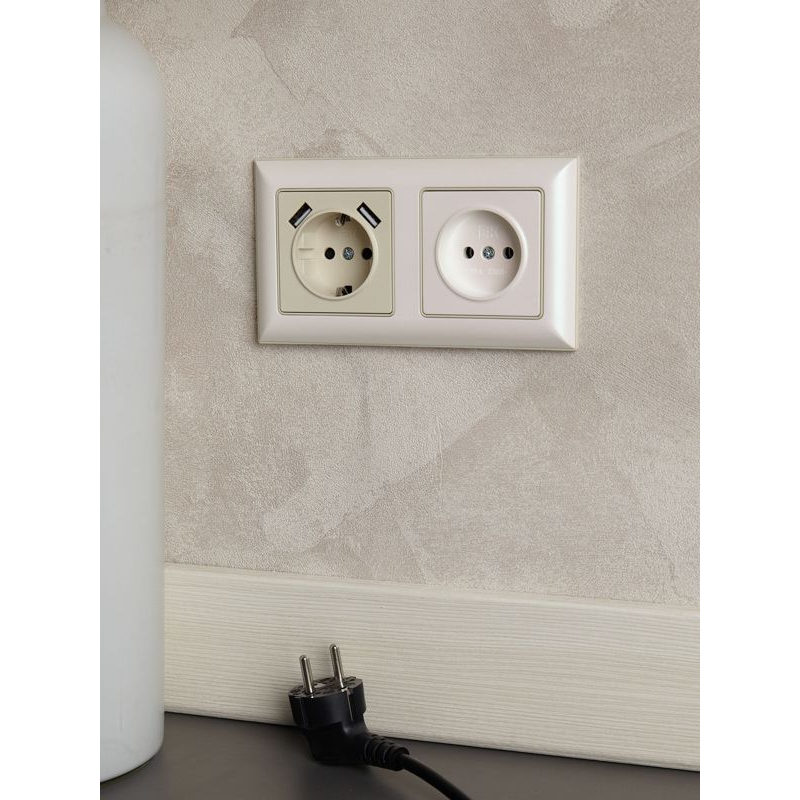 BRITE Розетка 1-местная с заземлением с защитными шторками 16А с USB A+A 5В 3,1А РЮш10-2-БрКр бежевый IEK