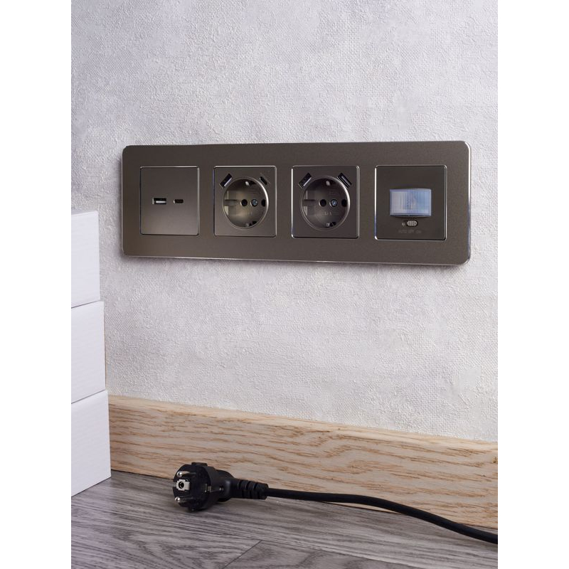 BRITE Розетка 1-местная с заземлением с защитными шторками 16А с USB A+A 5В 2,1А РЮш10-1-БрШ шампань IEK