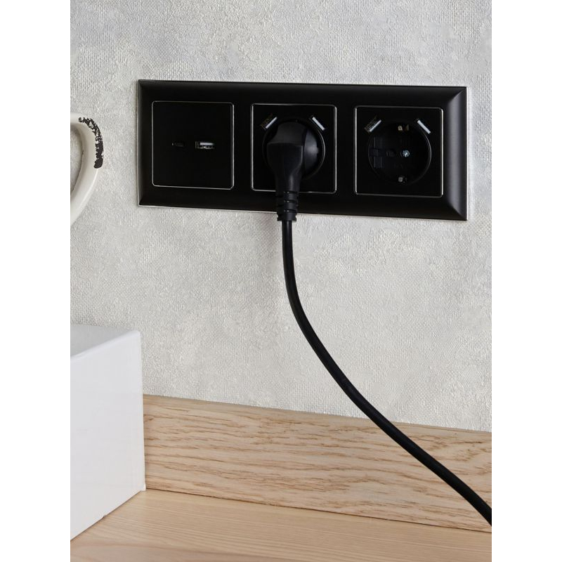 BRITE Розетка 1-местная с заземлением с защитными шторками 16А с USB A+A 5В 2,1А РЮш10-1-БрЧ черный IEK