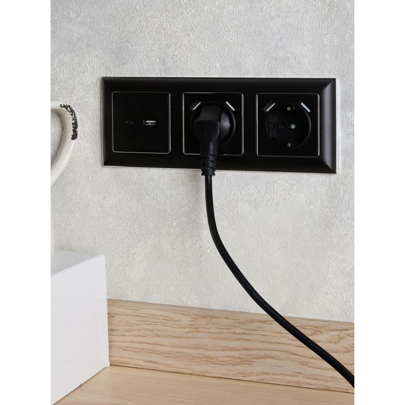 BRITE Розетка 1-местная с заземлением с защитными шторками 16А с USB A+A 5В 3,1А РЮш10-2-БрЧ черный IEK