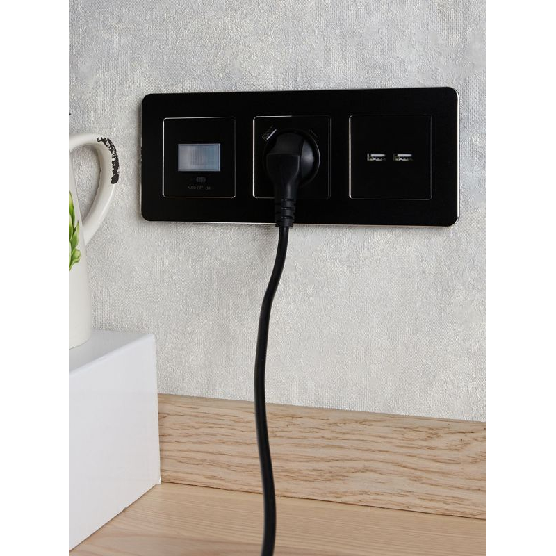 BRITE Розетка 1-местная с заземлением с защитными шторками 16А с USB A+C 18Вт РЮш11-1-БрЧ черный IEK