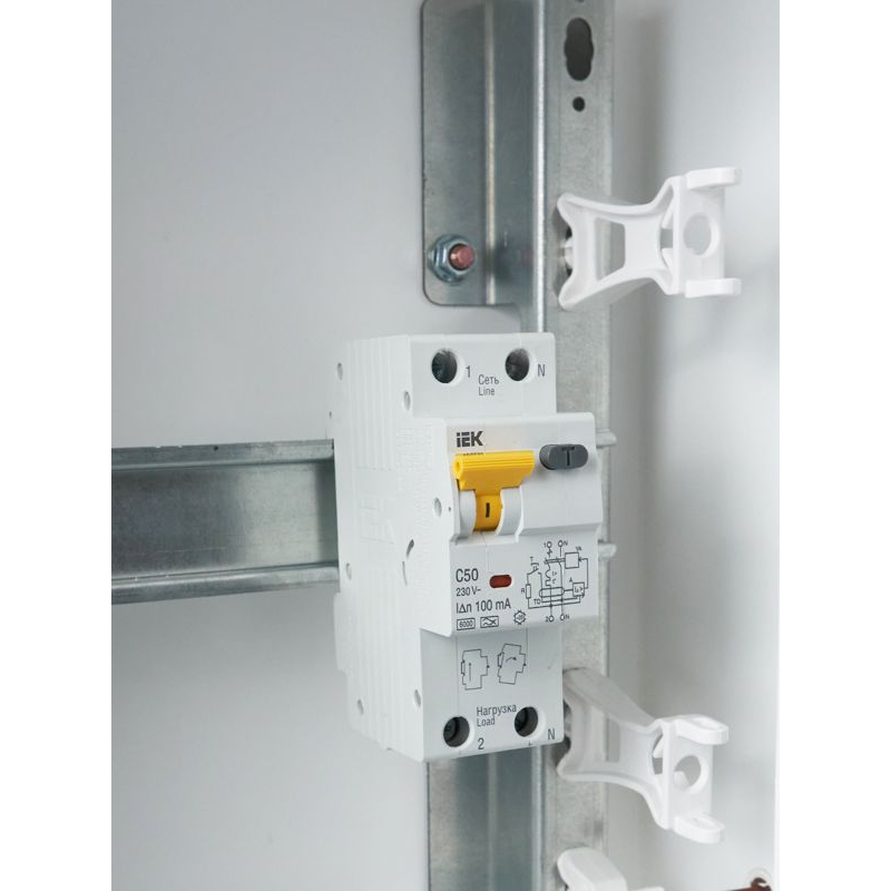 KARAT Автоматический выключатель дифференциального тока АВДТ 32 C50 100мА тип A IEK