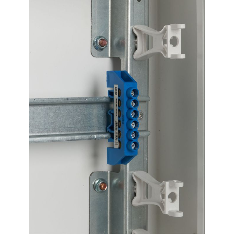 Шина N ноль в комбинированном DIN-изоляторе типа Стойка ШНИ-8х12-6-КС-С IEK