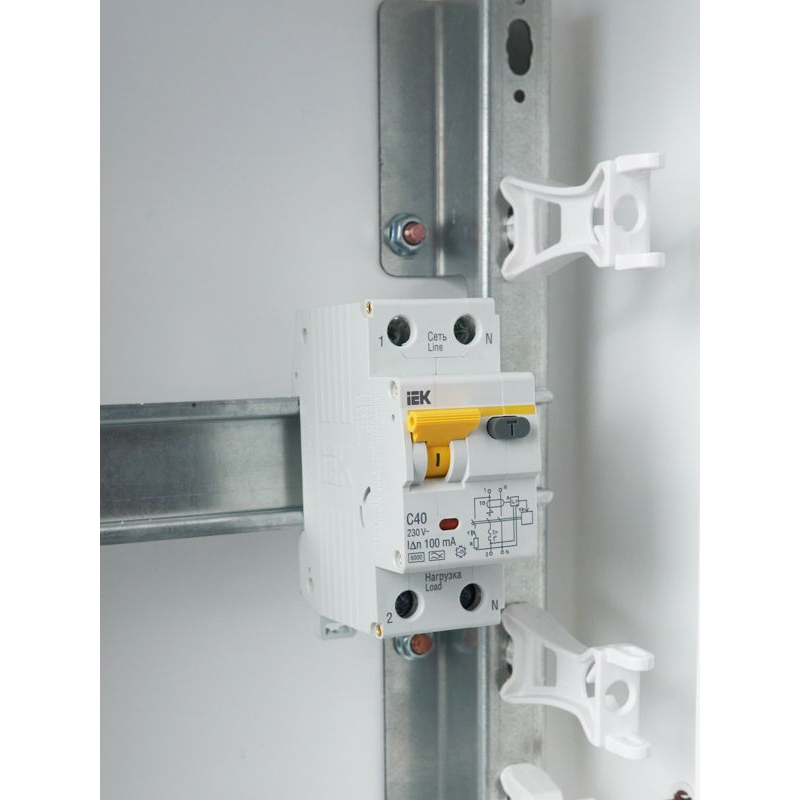 KARAT Автоматический выключатель дифференциального тока АВДТ 32 C40 100мА тип A IEK