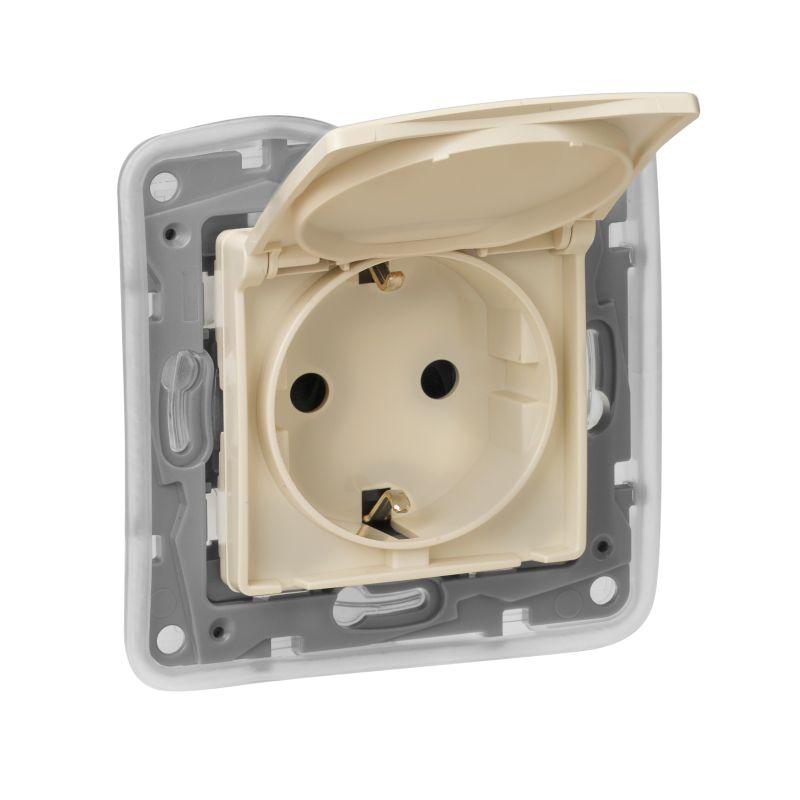 Механизм розетки 1-м СП Etika 16А IP44 2P+E с заземл. защ. шторки с крышкой немецк. стандарт безвинт. клеммы сл. кость Leg 672332