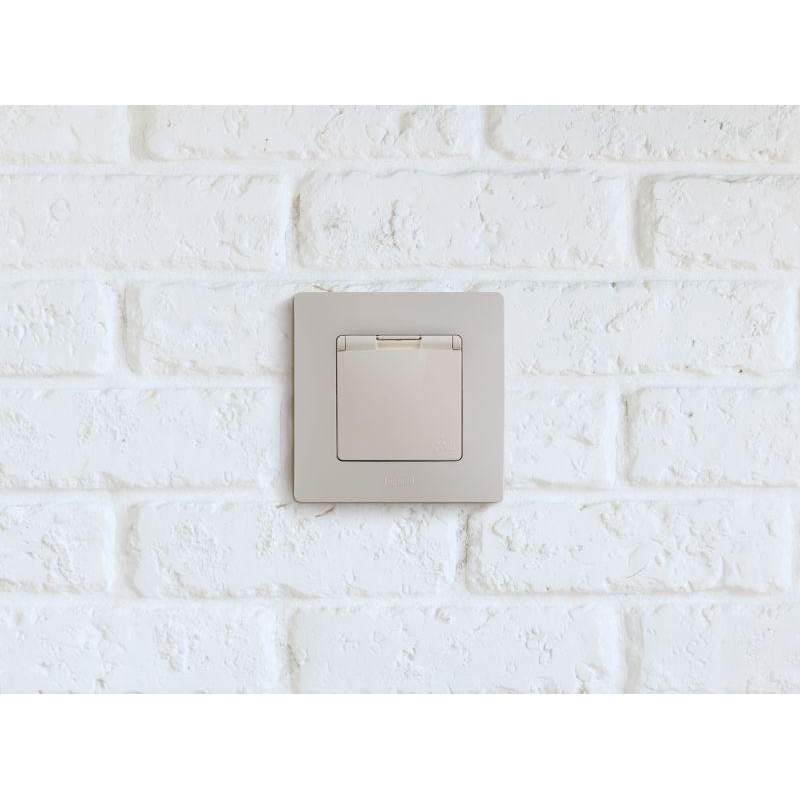 Механизм розетки 1-м СП Etika 16А IP44 2P+E с заземл. защ. шторки с крышкой немецк. стандарт безвинт. клеммы сл. кость Leg 672332