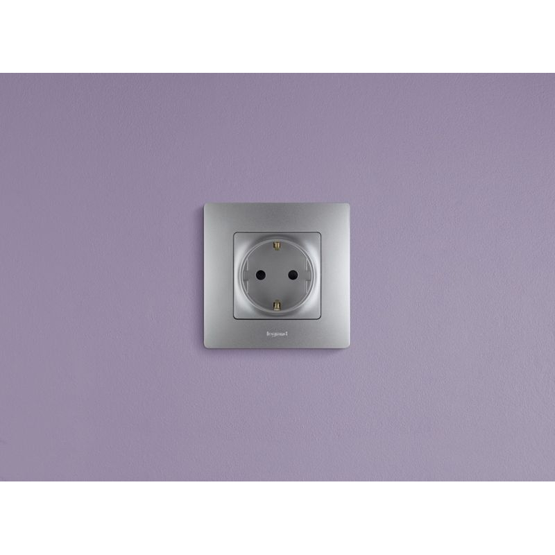 Механизм розетки 1-м СП Etika 16А IP31 250В 2P+E с заземл. защ. шторки немецк. стандарт винт. клеммы алюм. Leg 672422