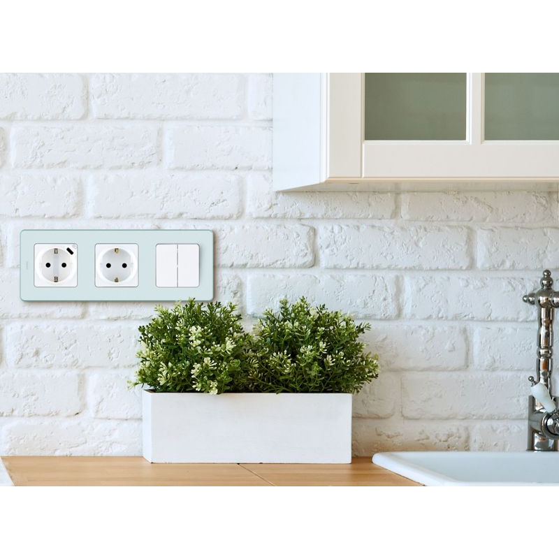 Механизм розетки 1-м СП Inspiria 16А IP20 250В 2P+E немецк. стандарт со встроен. зарядным устройством USB C 1.5А 5В бел. Leg 673770