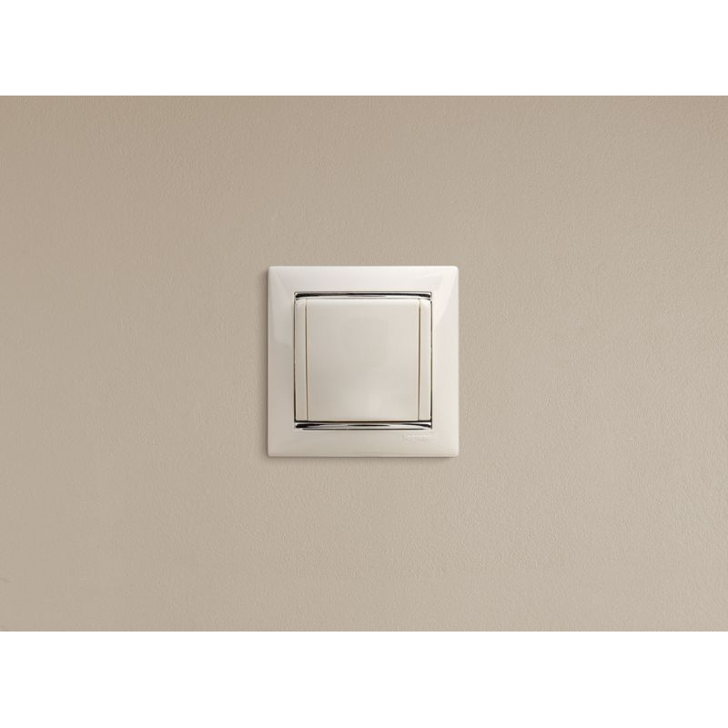 Механизм розетки 1-м СП Valena 16А IP21 2P+E с заземл. защ. шторки с крышкой на винтах бел. Leg 774422