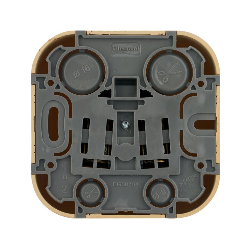 Розетка 1-местная ОП Quteo 16А IP20 250В 2P+E с заземлением защитные шторки дерево
