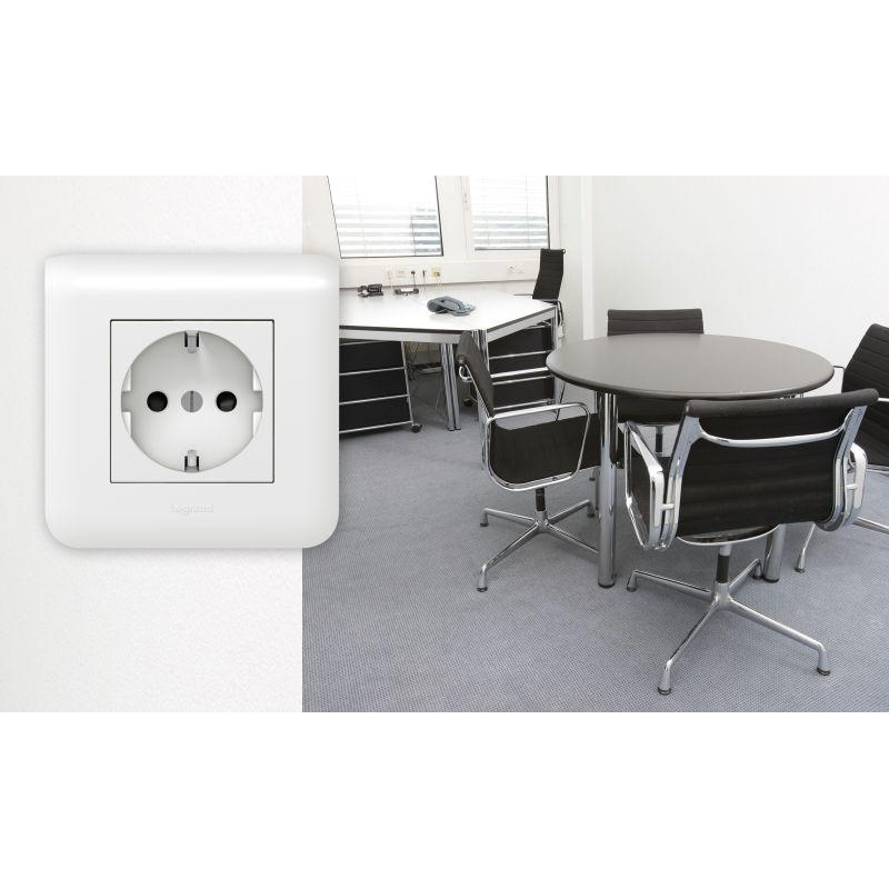 Механизм розетки 1-м СП 2мод. Mosaic 16А IP20 правый 2P+E с заземл. защ. шторки немецк. стандарт винт. клеммы бел. Leg 077213