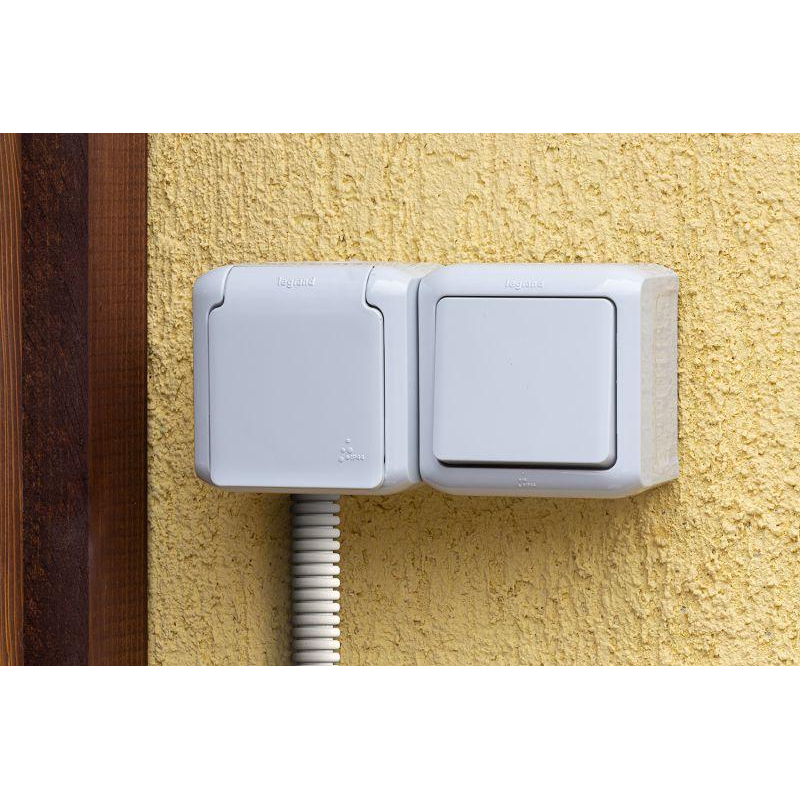 Блок ОП выключатель + розетка с заземл. защ. шторки IP44 Quteo сер. Leg 782348