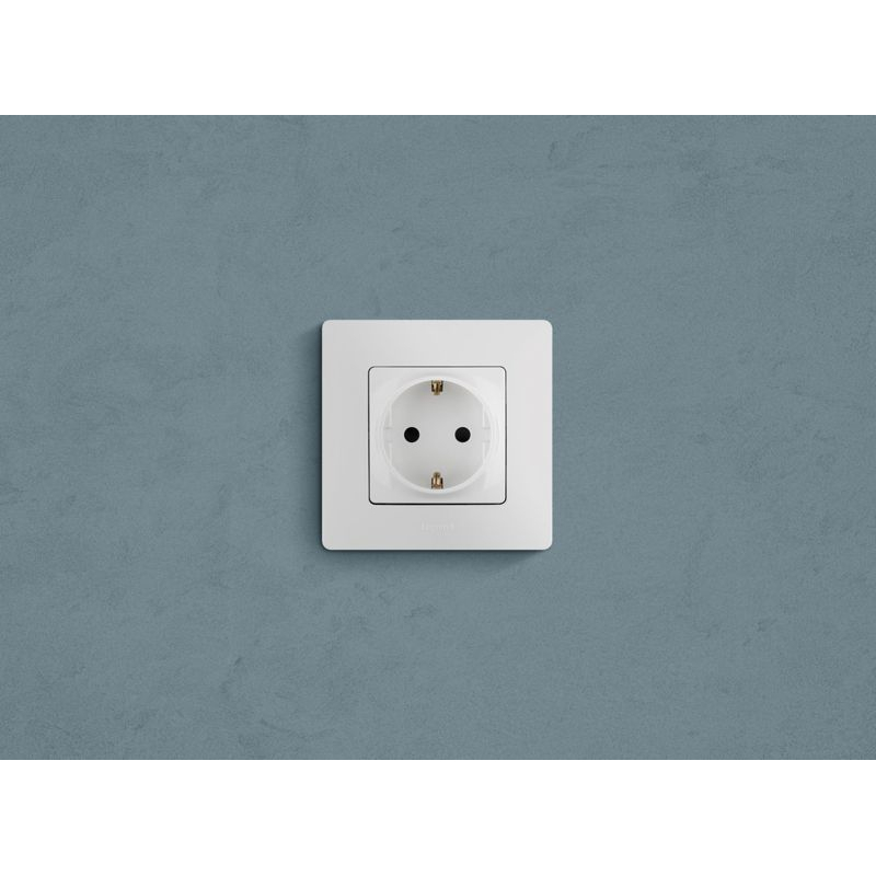 Механизм розетки 1-м СП Etika 16А IP31 250В 2P+E с заземл. защ. шторки немецк. стандарт винт. клеммы бел. Leg 672222