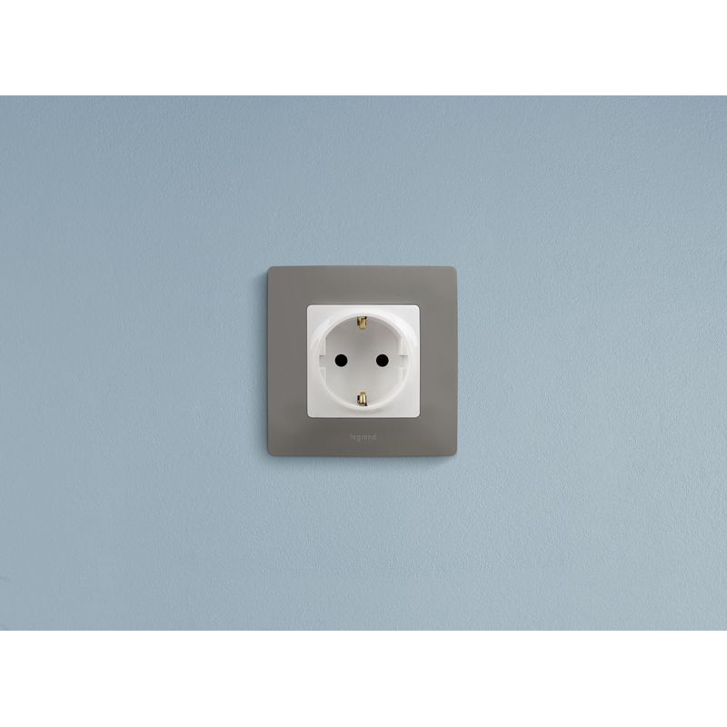 Механизм розетки 1-м СП Etika 16А IP31 250В 2P+E с заземл. защ. шторки немецк. стандарт винт. клеммы бел. Leg 672222