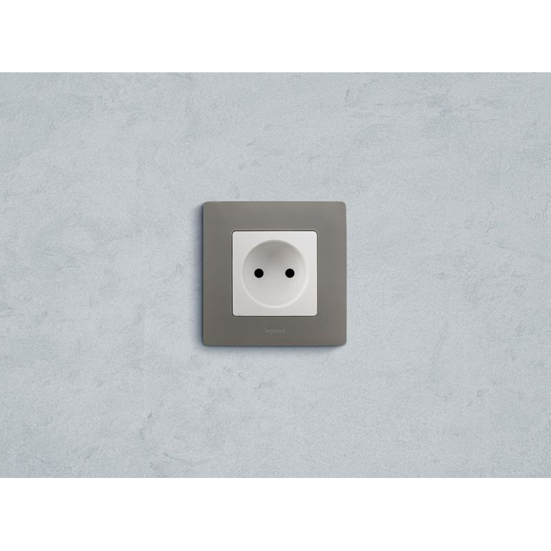 Механизм розетки 1-м СП Etika 16А IP31 250В 2P без заземл. защ. шторки немецк. стандарт винт. клеммы бел. Leg 672234