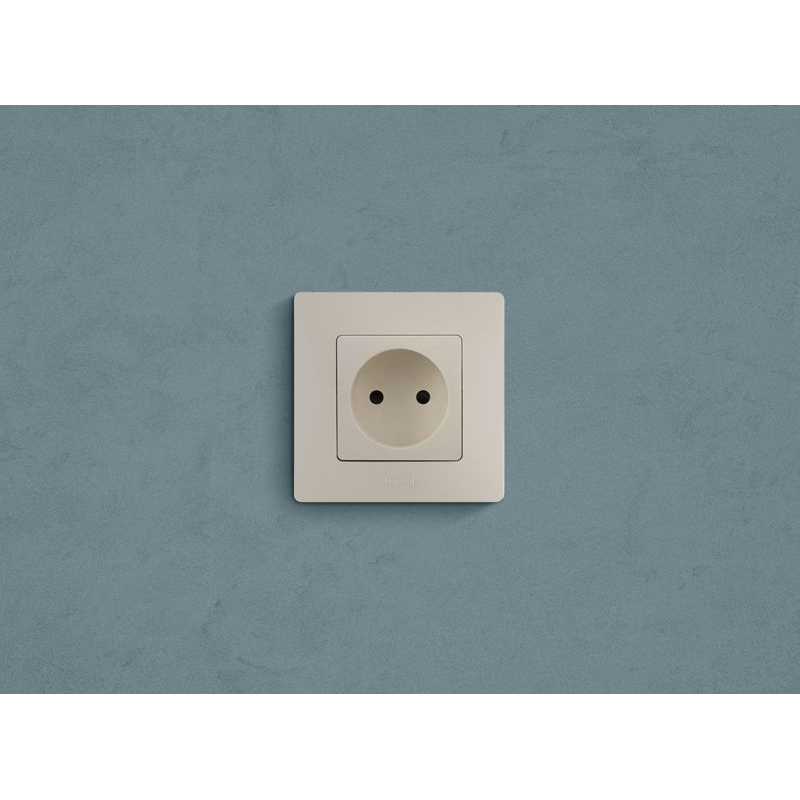 Механизм розетки 1-м СП Etika 16А IP31 250В 2P без заземл. защ. шторки немецк. стандарт винт. клеммы сл. кость Leg 672334