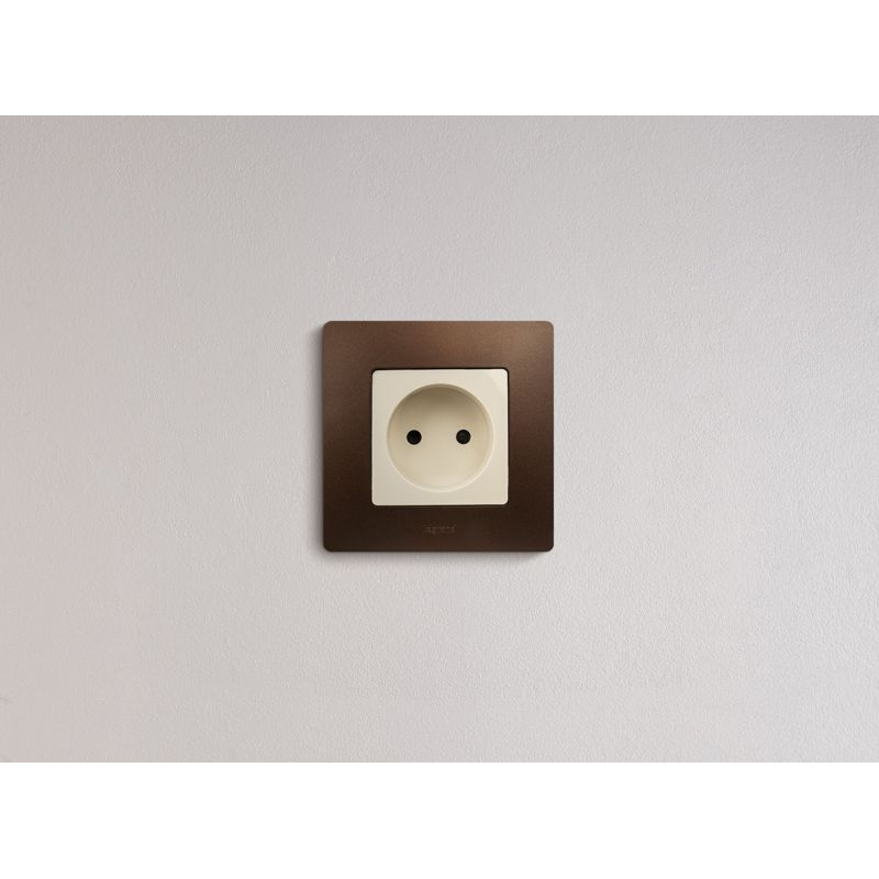 Механизм розетки 1-м СП Etika 16А IP31 250В 2P без заземл. защ. шторки немецк. стандарт винт. клеммы сл. кость Leg 672334