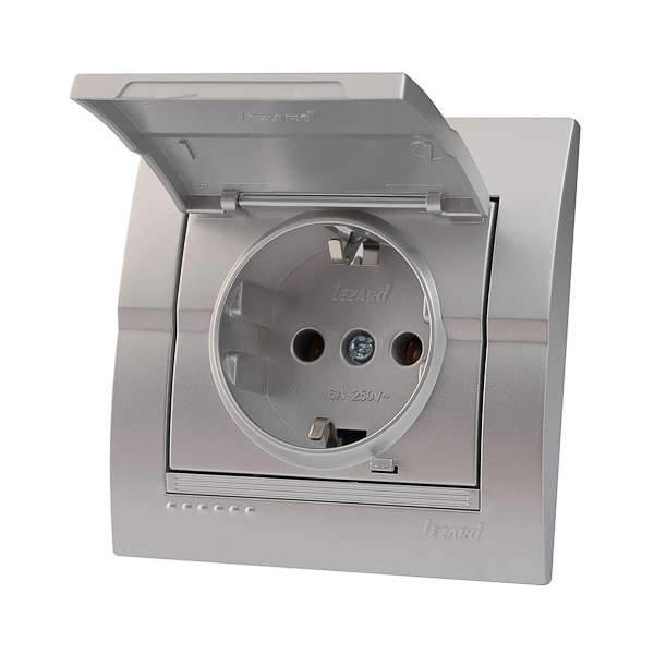 Розетка 1-м СП Дери с защ. крышкой с заземл. керамика серебр. метал. LEZARD 702-2828-123