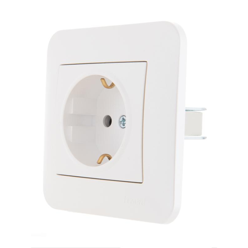 Механизм розетки 1-м СП Karina с заземл. защ. шторки термопласт жемчуж./бел. перламутр. LEZARD 707-3088-124B