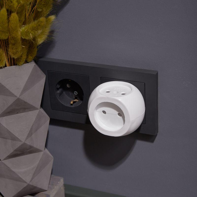 Тройник электрический "Шар" 220В 6А бел. REXANT 11-1063