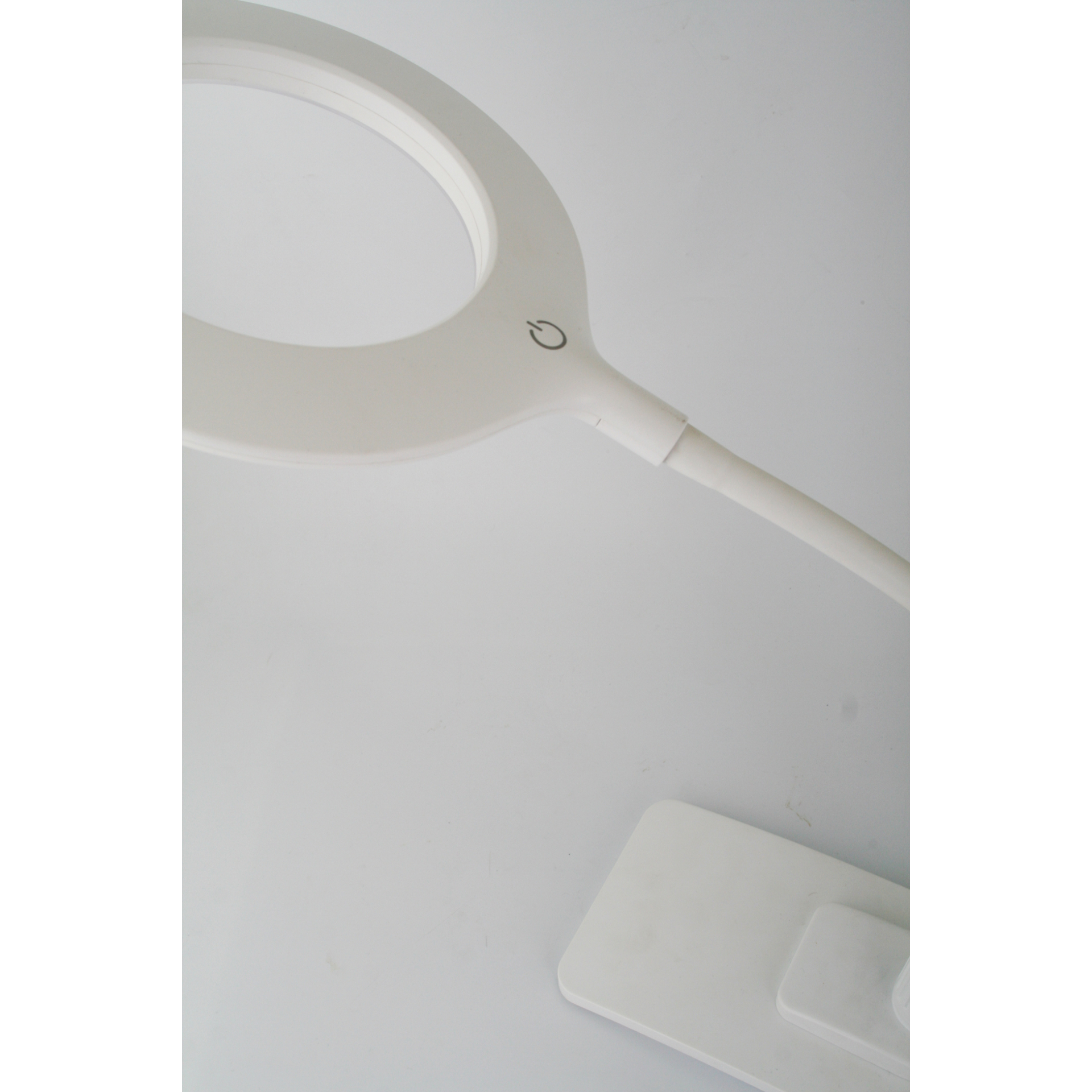 Camelion KD-814 C01 белый LED(Св-к наст.,основ-е+струб,7 Вт,230В, сенс,4 ур.ярк,450 лм,4000К)