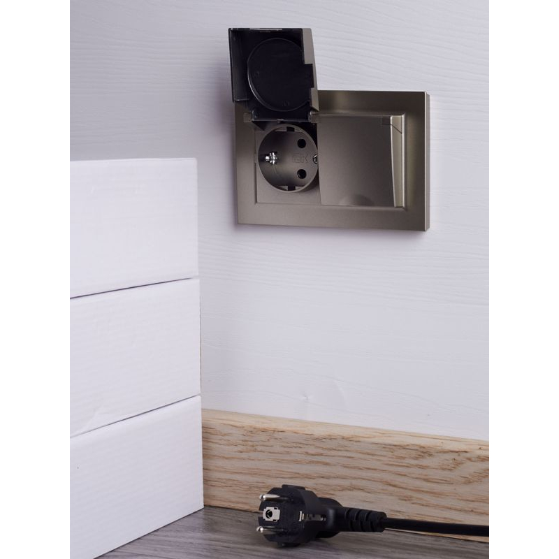 BRITE Розетка 2-местная с заземлением с защитными шторками и крышкой 16А в сборе IP44 РСбш12-3-44-БрШ шампань IEK