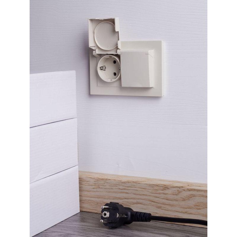 BRITE Розетка 2-местная с заземлением с защитными шторками и крышкой 16А в сборе IP44 РСбш12-3-44-БрКр бежевый IEK