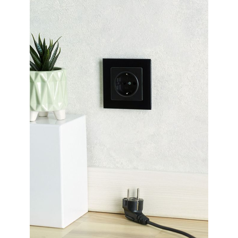 BRITE Розетка 1-местная с заземлением с защитными шторками 16А РС14-1-0-БрЧ черный IEK