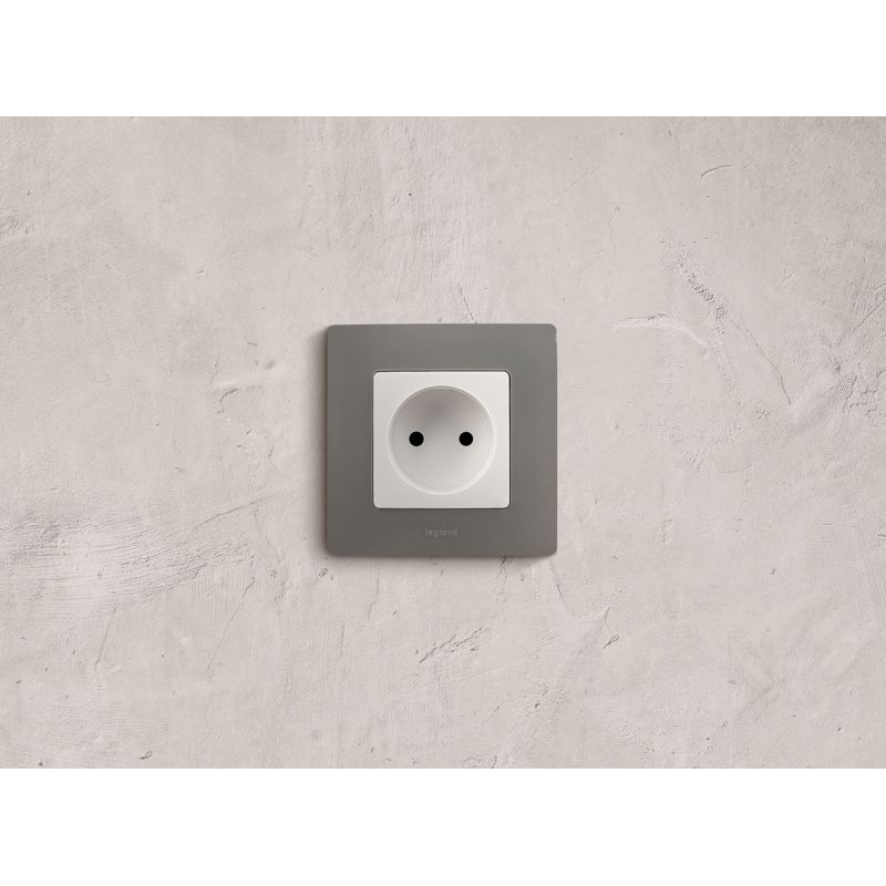 Механизм розетки 1-м СП Etika 16А IP20 250В 2P без заземл. немецк. стандарт винт. клеммы бел. Leg 672220